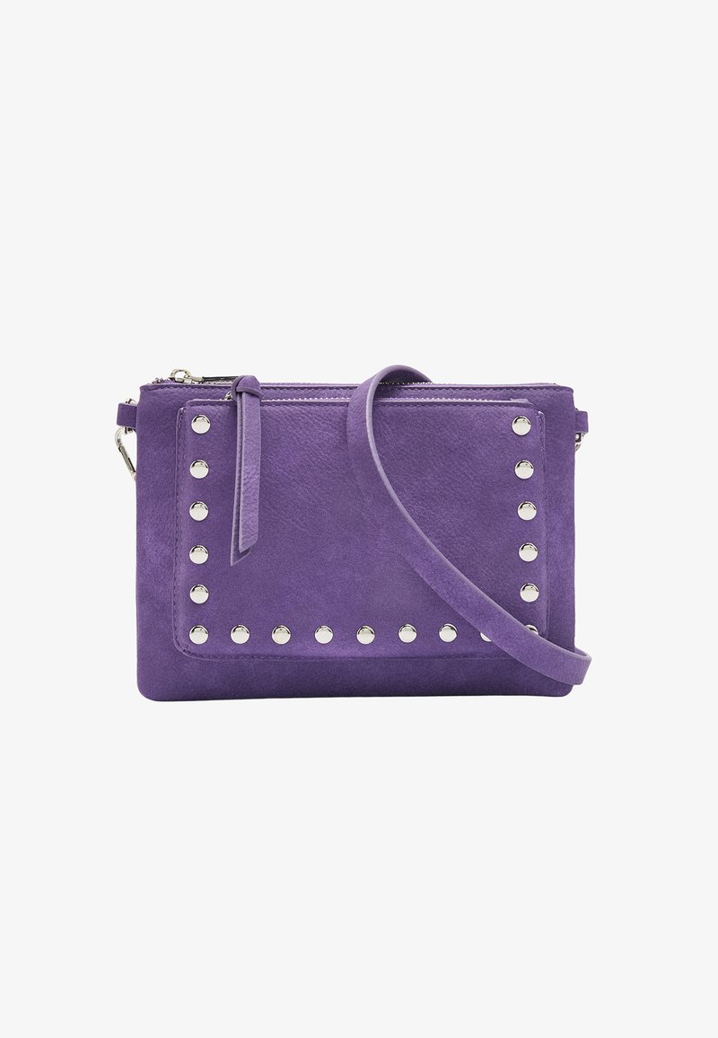 Fioletowa torebka z zamszu z srebrnymi ćwiekami wzdłuż krawędzi, z zamkiem błyskawicznym i odpinanym paskiem dla większej wszechstronności. Prostokątny kształt, gładka tekstura.