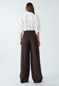 WILLA RISE WIDE LEG - Broek - chocolate