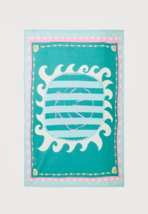 Obdĺžniková látka v tyrkysovej a ružovej farbe so štýlizovaným vzorom mušlí v strede na pruhovanom pozadí a ozdobnými vlnkovými vzormi okrajov.