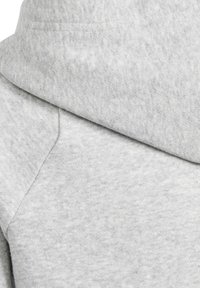 Grauer Sweatshirtstoff mit einer glatten Textur, einer Kapuze und Raglanärmeln. Die Farbe ist einheitlich mit leichten Tonvariationen.