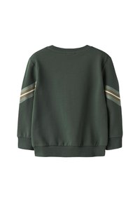 Grön sweatshirt med mjuk textur, rund hals och ribbade mudd. Har ljusgröna och beige ränder på ärmarna.