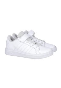 Zapatillas deportivas blancas con un upper sintético suave, que presentan una mezcla de cordones y una correa de velcro, un forro texturizado gris y una suela de goma.