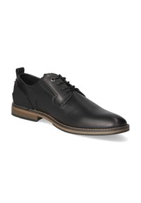 Zapato de vestir de hombre de piel negra con cordones, suela marrón y detalles cosidos, presentado en ángulo para mostrar el perfil lateral y frontal.