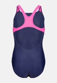 Granatowy jednoczęściowy strój kąpielowy z różowym akcentem na ramiączkach i wycięciem typu racerback, wykonany z elastycznego, gładkiego materiału.