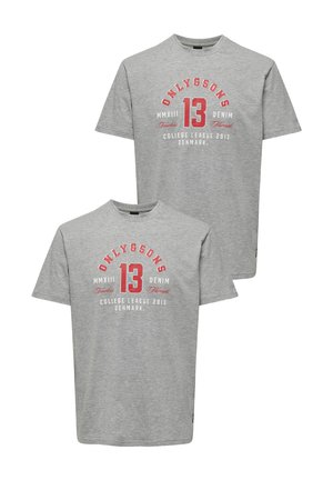 Graue Baumwoll-T-Shirts mit kurzen Ärmeln und rundem Ausschnitt. Roter Grafikdruck mit der Aufschrift "ONLY & SONS", der Nummer 13 und "COLLEGE LEAGUE 2013".