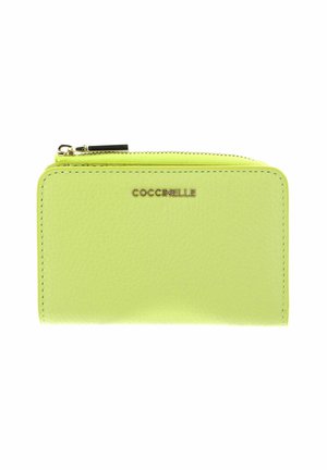 Portefeuille en cuir vert citron avec fermeture éclair dorée et logo COCCINELLE centré sur le devant, forme rectangulaire aux coins arrondis.