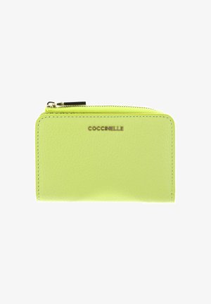 Portefeuille en cuir vert citron avec fermeture éclair dorée et logo COCCINELLE centré sur le devant, forme rectangulaire aux coins arrondis.