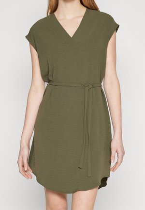 Olijfgroen jurk met een V-hals en korte cap sleeves, voorzien van een strikceintuur en een afgeronde zoom voor een relaxte pasvorm.