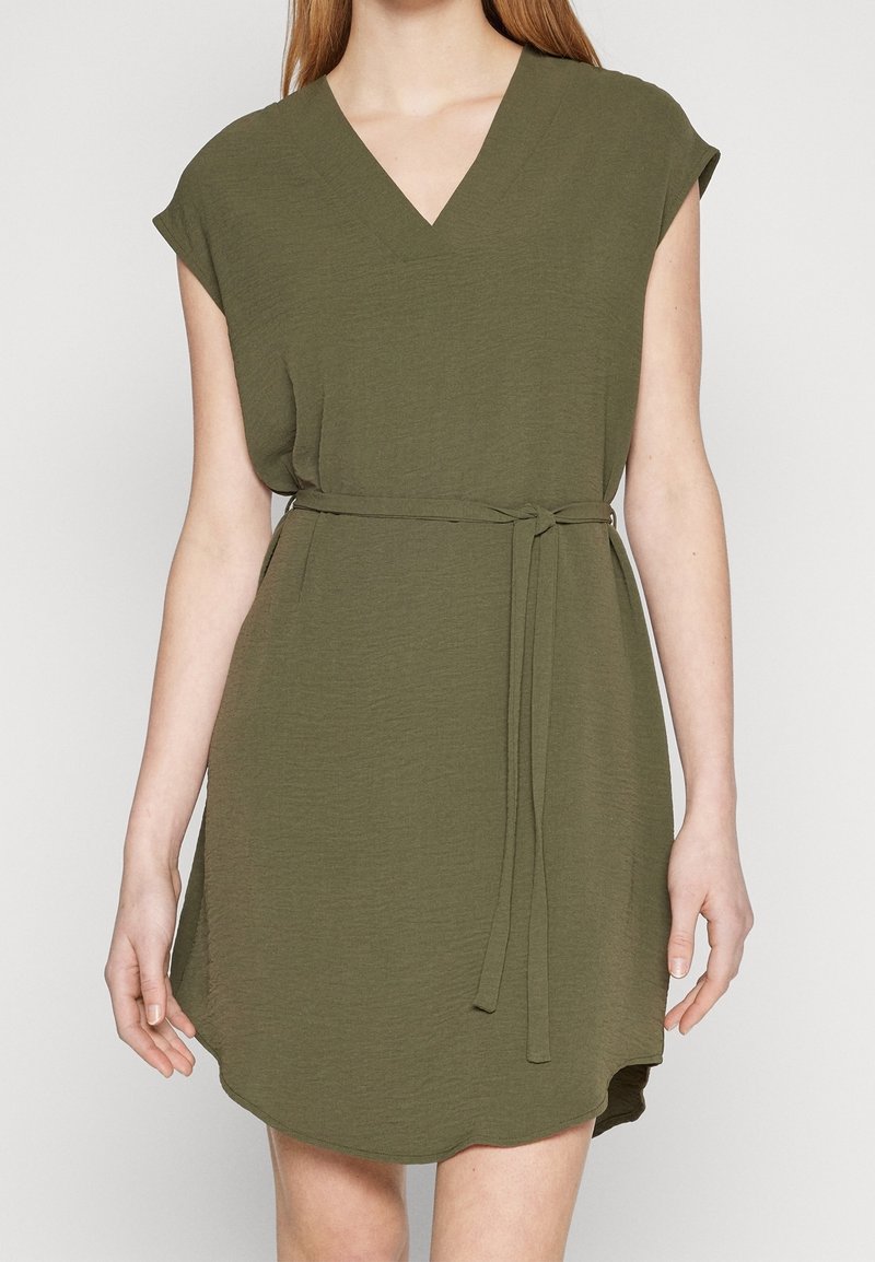 Olivově zelené šaty s výstřihem do V a krátkými rukávy, s opaskem na zavázání a zakulaceným lemem pro uvolněný střih.
