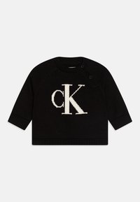 Maglione nero a maglia con maniche lunghe, caratterizzato da un grande logo bianco "CK" sulla parte anteriore e un colletto e orlo a coste. Due bottoni sulla spalla.