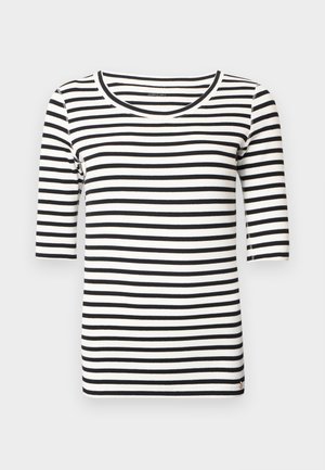 Camiseta de rayas blancas y negras con escote redondo y mangas tres cuartos. Tejido de algodón suave con un diseño ajustado.