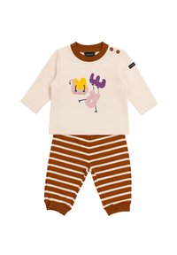 Haut à manches longues crème pour bébé avec des illustrations de oiseaux colorés, col et boutons marron, associé à un pantalon rayé marron et blanc.