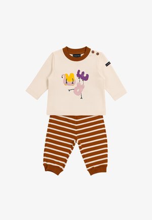 Haut à manches longues crème pour bébé avec des illustrations de oiseaux colorés, col et boutons marron, associé à un pantalon rayé marron et blanc.