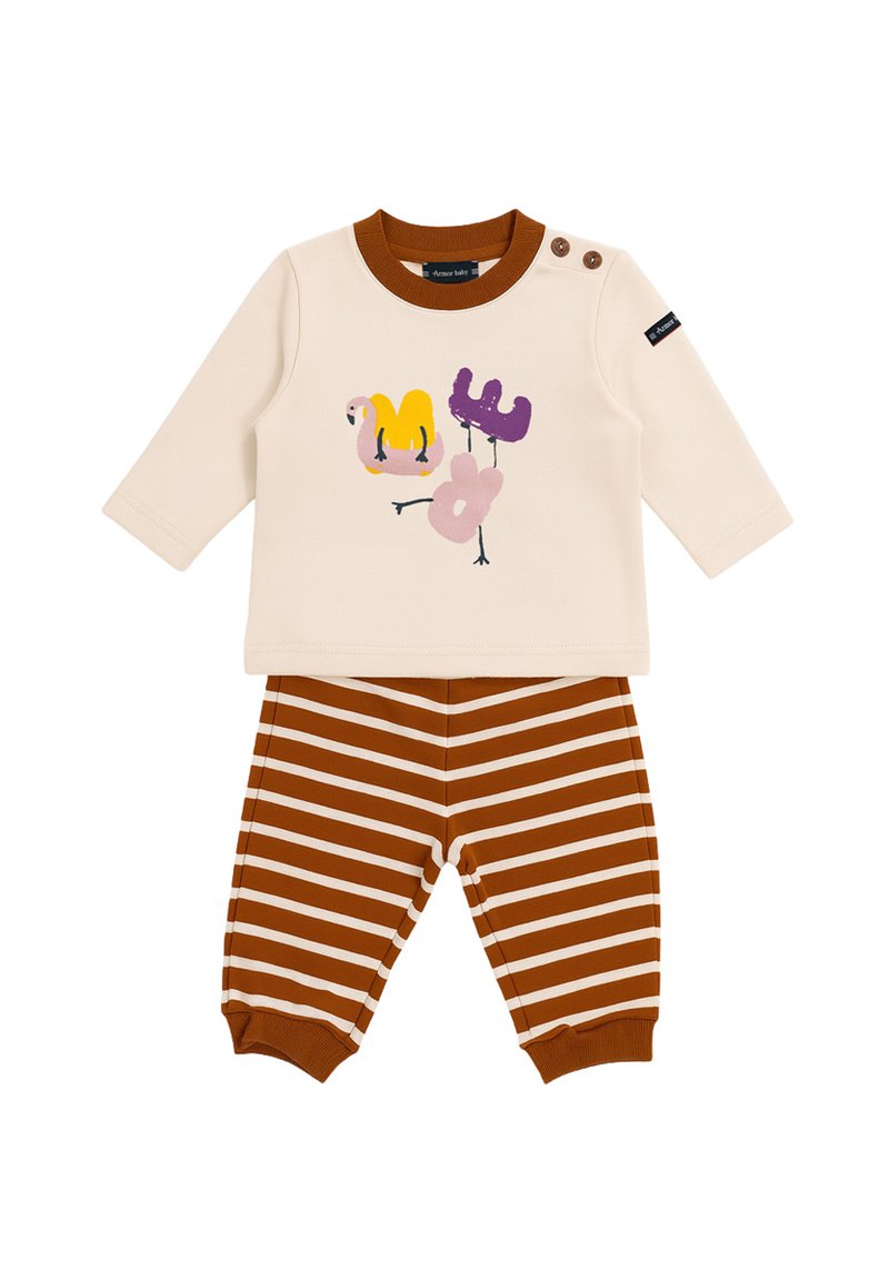 Haut à manches longues crème pour bébé avec des illustrations de oiseaux colorés, col et boutons marron, associé à un pantalon rayé marron et blanc.