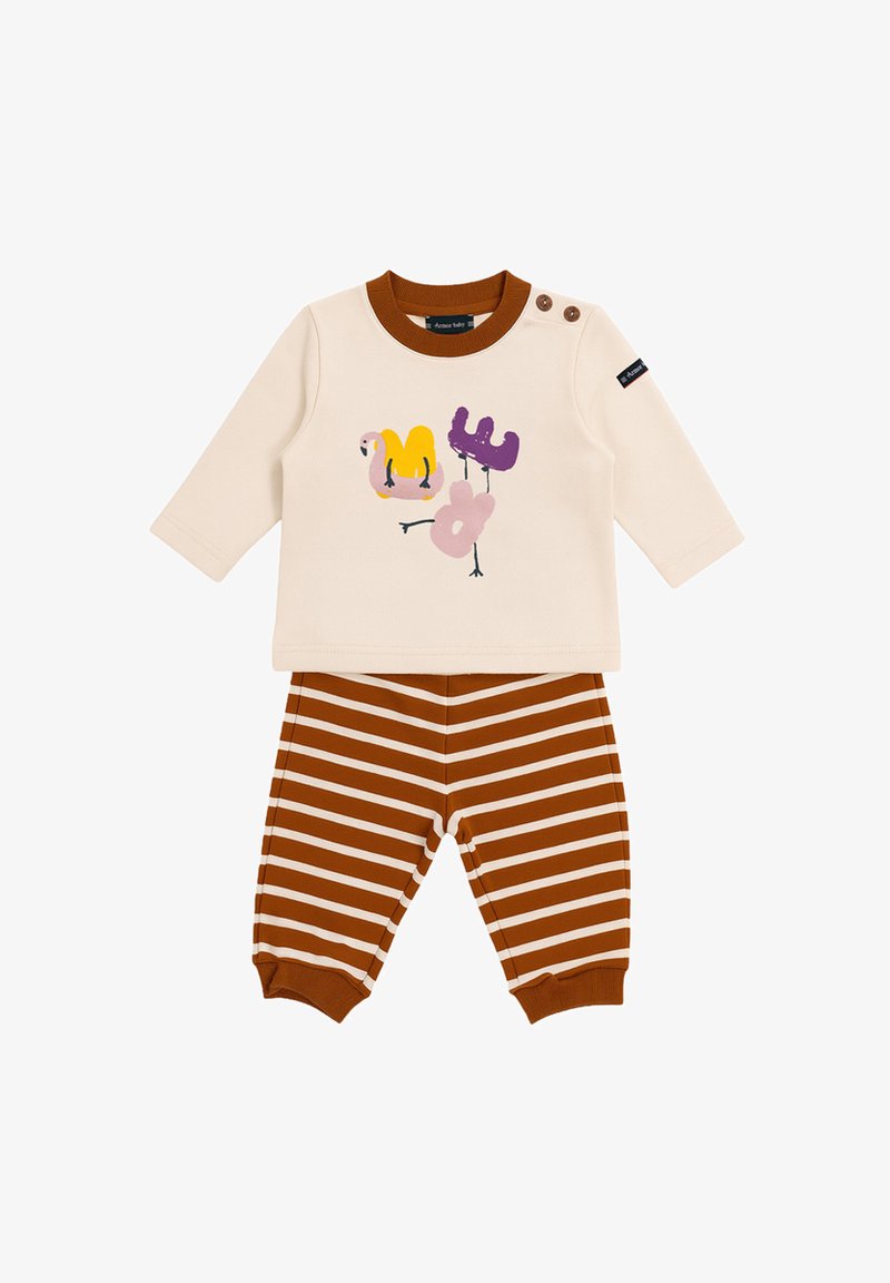 Haut à manches longues crème pour bébé avec des illustrations de oiseaux colorés, col et boutons marron, associé à un pantalon rayé marron et blanc.