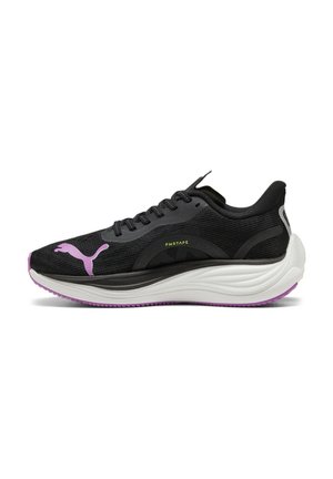 Černo-fialová běžecká bota Puma s bílou polstrovanou podrážkou a detailem „PWRTAPE“ na boku, zobrazená z vnější strany.