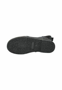 Suela de goma negra con acabado texturizado, que presenta una entresuela y detalles de marca. La parte superior está oculta, mostrando un diseño elegante.