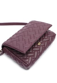 Borsa a mano in pelle intrecciata viola con toppa ripiegata, chiusura a pulsante in metallo dorato e tracolla rimovibile. La superficie testurizzata ne aumenta l'appeal tattile.