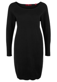 Abito lungo in maglia nera con scollatura a barca e silhouette aderente, lunghezza al ginocchio, esposto su sfondo bianco.