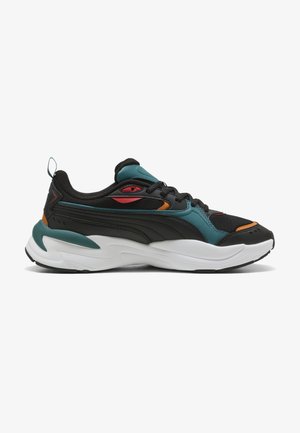 Zwarte sportieve sneaker met turquoise, oranje en rode accenten, gevoerde kraag, dikke witte zool en een lus aan de hiel, getoond in zijaanzicht.