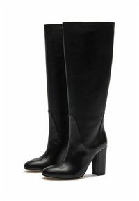 Botas de cuero negro hasta la rodilla con textura suave, puntera puntiaguda y tacón cuadrado. Presentan líneas limpias y un diseño minimalista.