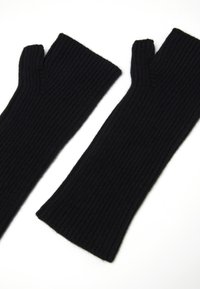Guanti senza dita neri in maglia con una texture a coste, caratterizzati da un design con dita aperte e un polsino lungo per un calore aggiuntivo.