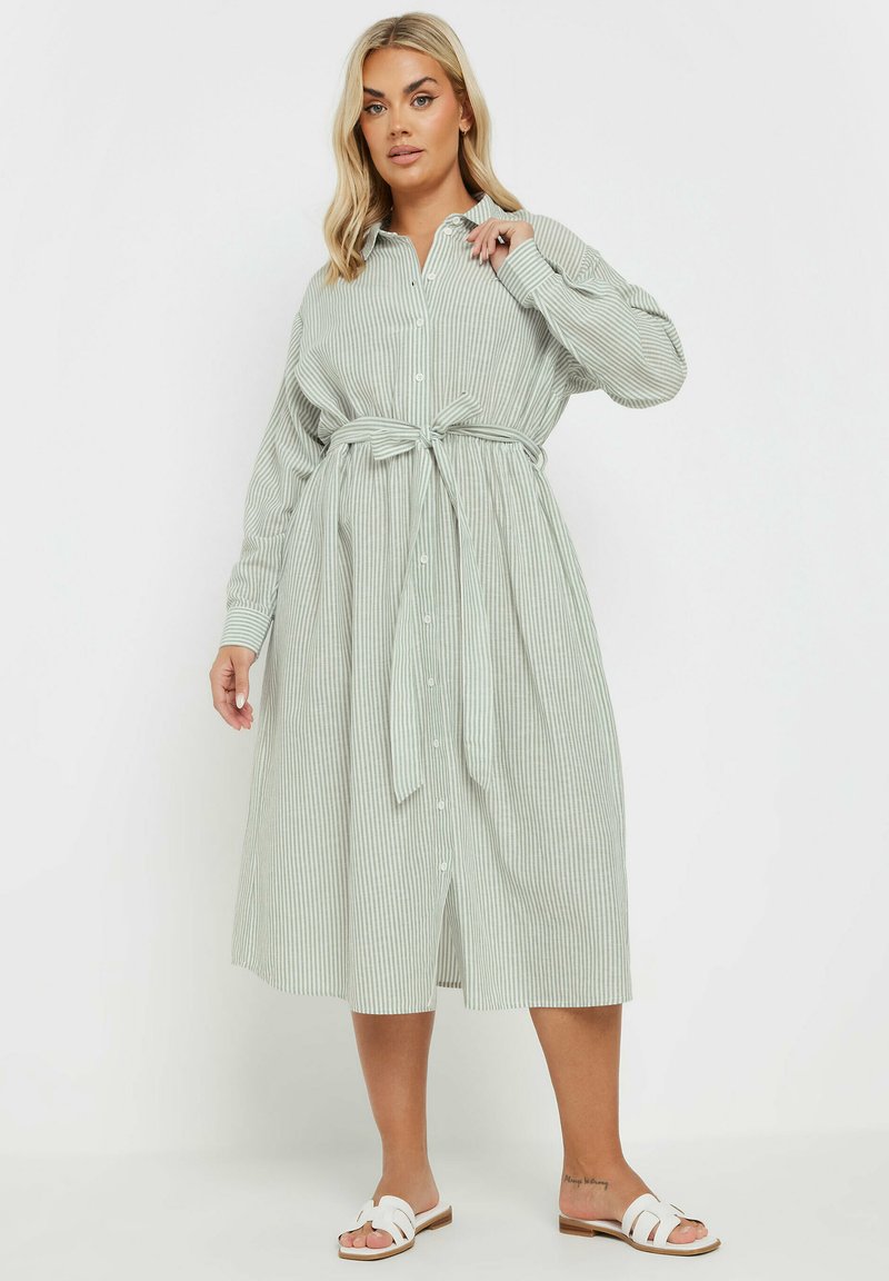 Randig skjortklänning i ljusgrön, med ett knytbälte, långa ärmar och en avslappnad passform. Tillverkad av ett lättviktigt material.