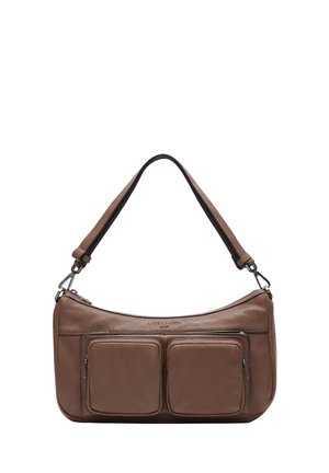 Borsa a spalla in pelle marrone con due tasche frontali con zip, una superficie liscia e un design curvo. Presenta una tracolla rimovibile e un dettaglio con logo.