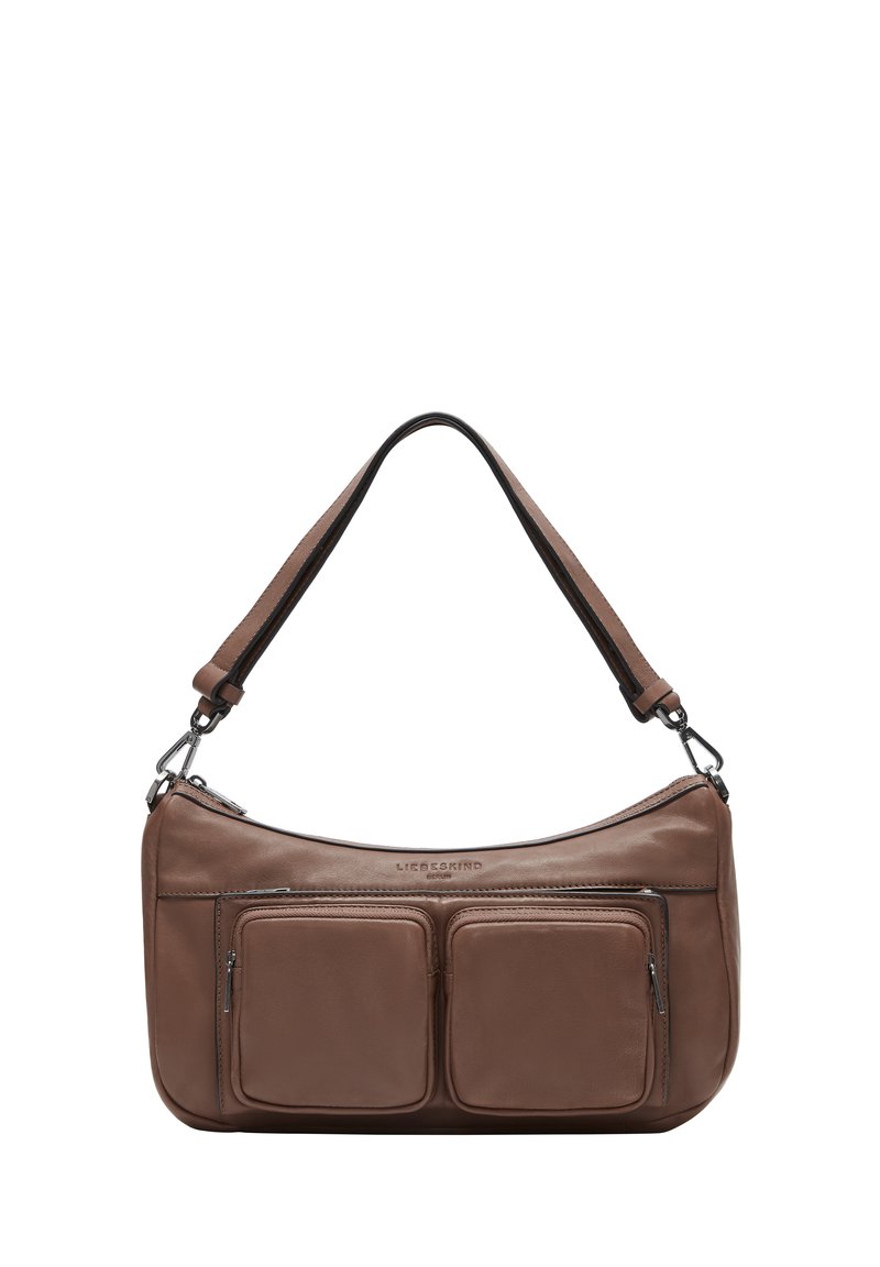 Bolso de hombro de cuero marrón con dos bolsillos frontales con cremallera, una textura suave y un diseño curvado. Cuenta con una correa desmontable y detalle del logo.