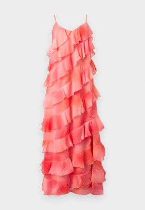 Vestido rosa sin mangas con volantes en capas diagonales y tirantes finos, con una abertura lateral.