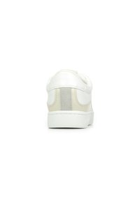 Sneaker bianco con pelle liscia e accenti in camoscio, dotato di colletto imbottito, design minimalista e suola in gomma.