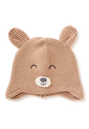 Gorro de bebé beige tejido con orejas de oso, ojos sonrientes bordados y hocico blanco con nariz gris sobre fondo blanco.