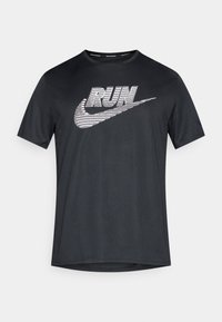 Čierne športové tričko z priedušnej látky s veľkým bielym pruhovaným nápisom "RUN" a logom Nike Swoosh na prednej strane.