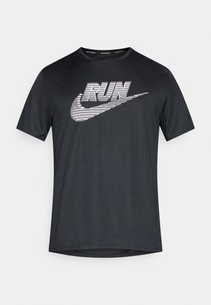 Camiseta desportiva preta feita de tecido respirável, com um grande texto branco às riscas "RUN" e o logo Nike swoosh na frente.