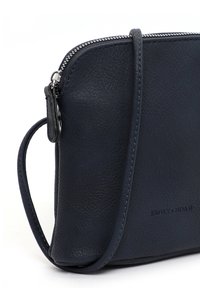 Borsa a tracolla in pelle blu navy con superficie testurizzata, zip in argento e tracolla regolabile. Presenta un logo in rilievo sul lato.