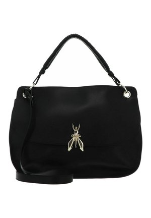 Sac à bandoulière noir avec poignée tressée et fermoir métallique en forme d’insecte sur le rabat avant.
