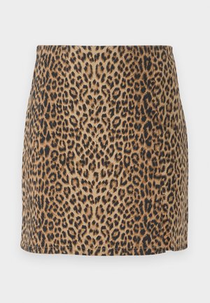 Saia mini em padrão de leopardo, com um design ajustado e uma textura suave, fundo bege e manchas pretas. As bordas são acabadas de forma limpa e sem adornos.