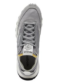 Basket grise Reebok Classic avec tige en mesh et en daim, lacets gris, semelle intermédiaire blanche et languette siglée vue de dessus.
