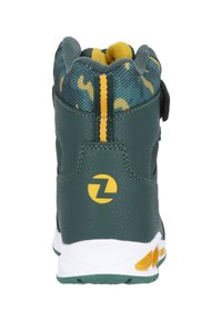 Grüne Kindersneaker aus strukturiertem Leder, mit einem gemusterten Textil-Obermaterial, gelben Akzenten und einem signierten Logo auf der Rückseite.