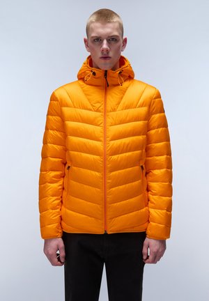 Chaqueta de plumas naranja con acolchado horizontal, un cuello alto y capucha ajustable. Presenta un cierre frontal y bolsillos laterales. Textura suave.