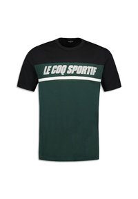 Camiseta de manga corta en verde oscuro y negro, con una franjas de acento blancas y el texto "LE COQ SPORTIF" en el frente. Fabricada en tejido suave.
