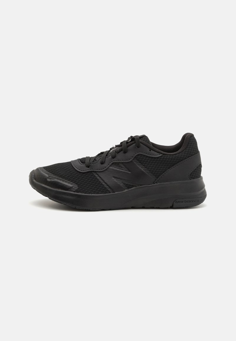 Baskets de sport noires avec une tige en mesh, bout arrondi, design à lacets et semelle en caoutchouc solide avec des accents texturés.