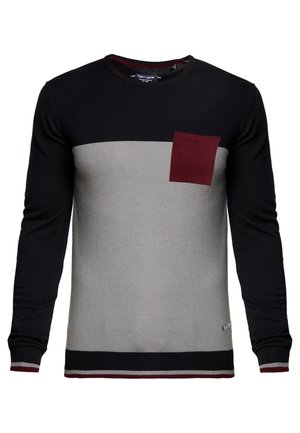 Sweter z długim rękawem i okrągłym dekoltem, z czarną górną częścią i rękawami, szarym tułowiem, bordową kieszenią na piersi oraz paskowanym wykończeniem na dole i mankietach.