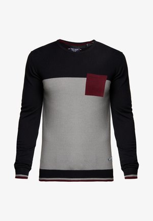 Pull à manches longues avec encolure ronde, haut et manches noirs, corps gris, poche poitrine bordeaux, et ourlet et poignets rayés.