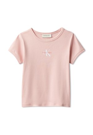 Svjetlo roza pamučna uska majica kratkih rukava s Calvin Klein logotipom otisnutim bijelom i crvenom bojom na prsima.