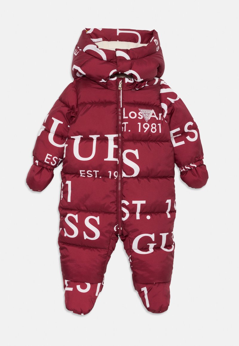 Burgundy puffer snowsuit med vit logotryck, dragkedja, huva, ribbstickade ärmar och vadderad design för isolering. Mjuk textur.