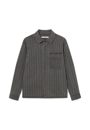 Chemise gris foncé à manches longues, boutonnée, avec des rayures blanches verticales et une poche poitrine unique sur fond blanc.