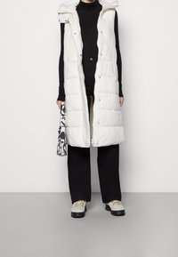 YAS Weste - off-white