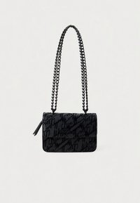 Zwarte handtas met een kettingriem, voorzien van een textuurpatroon met cursieve tekst. Rechthoekige vorm met een voorflap en een zijdelingse kwast.