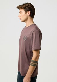 Wrangler SHORT SLEEVE SMALL GRAPHIC TEE - REGULAR FIT - T-shirts print - peppercorn